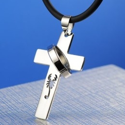 De Scorpion King Titanium Kruis Ketting Hanger