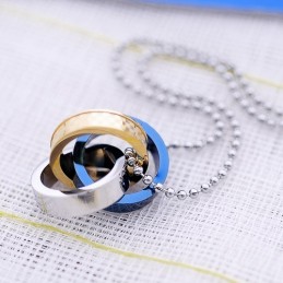 Modecadeaus Voor Je Vriend: Titanium Ketting Met In Elkaar Grijpende Cirkelhanger