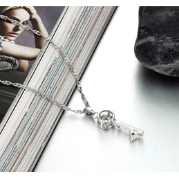 Breed Scala Aan Damesslot En Sleutel Platina Titanium Ketting Met Strass