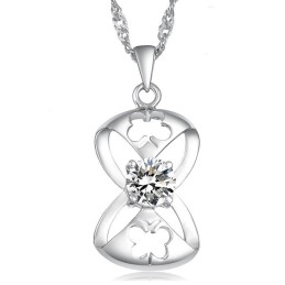 Breed Scala Aan Vrouwelijke Vlindervormige Platina Titanium Ketting