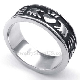 Titanium Handen Houden Een Hartvormige Ring Vast