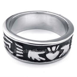 Titanium Handen Houden Een Hartvormige Ring Vast