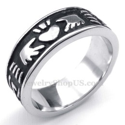 Titanium Handen Houden Een Hartvormige Ring Vast