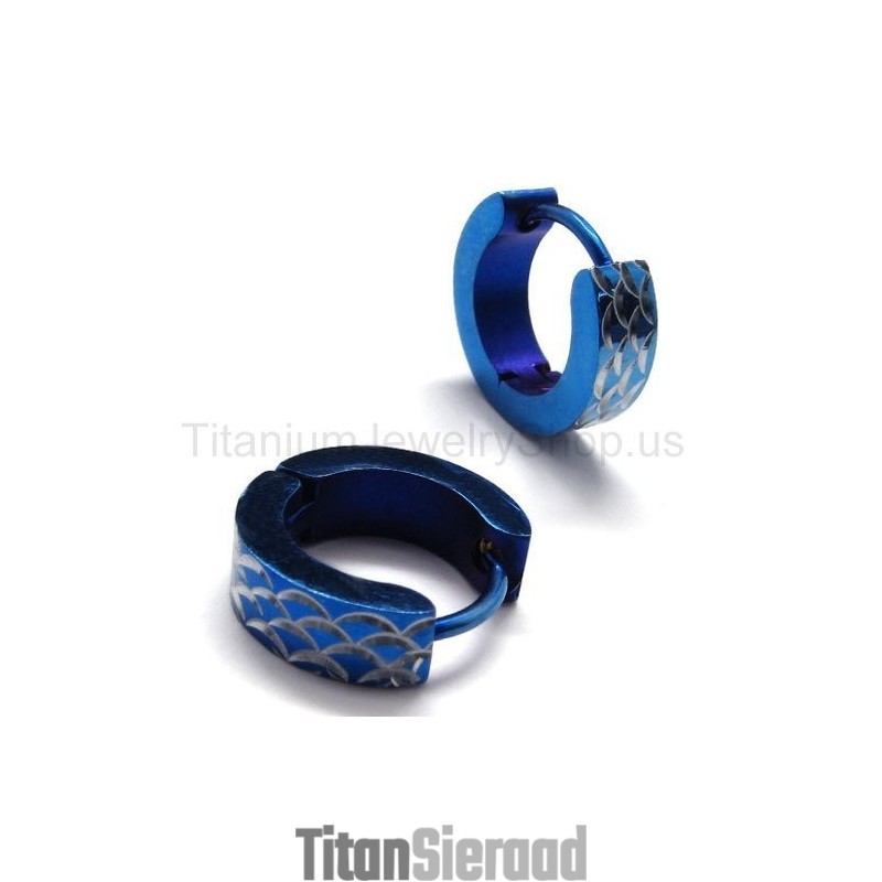 Blauwe Gegraveerde Titanium Lus Oorbellen