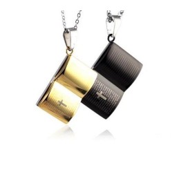 Ketting Van Puur Titanium Met Gebed In De Vorm Van Een Bijbel