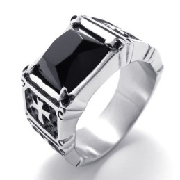 Titanium Ring Met Kruis En Zwarte Edelsteen