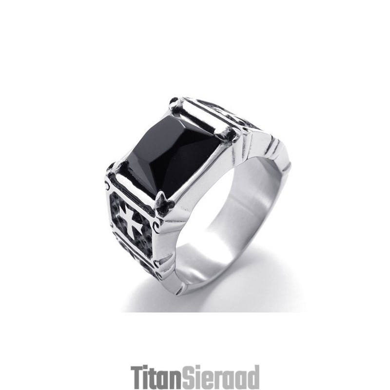 Titanium Ring Met Kruis En Zwarte Edelsteen Titanium Ring Met Kruis En Zwarte Edelsteen